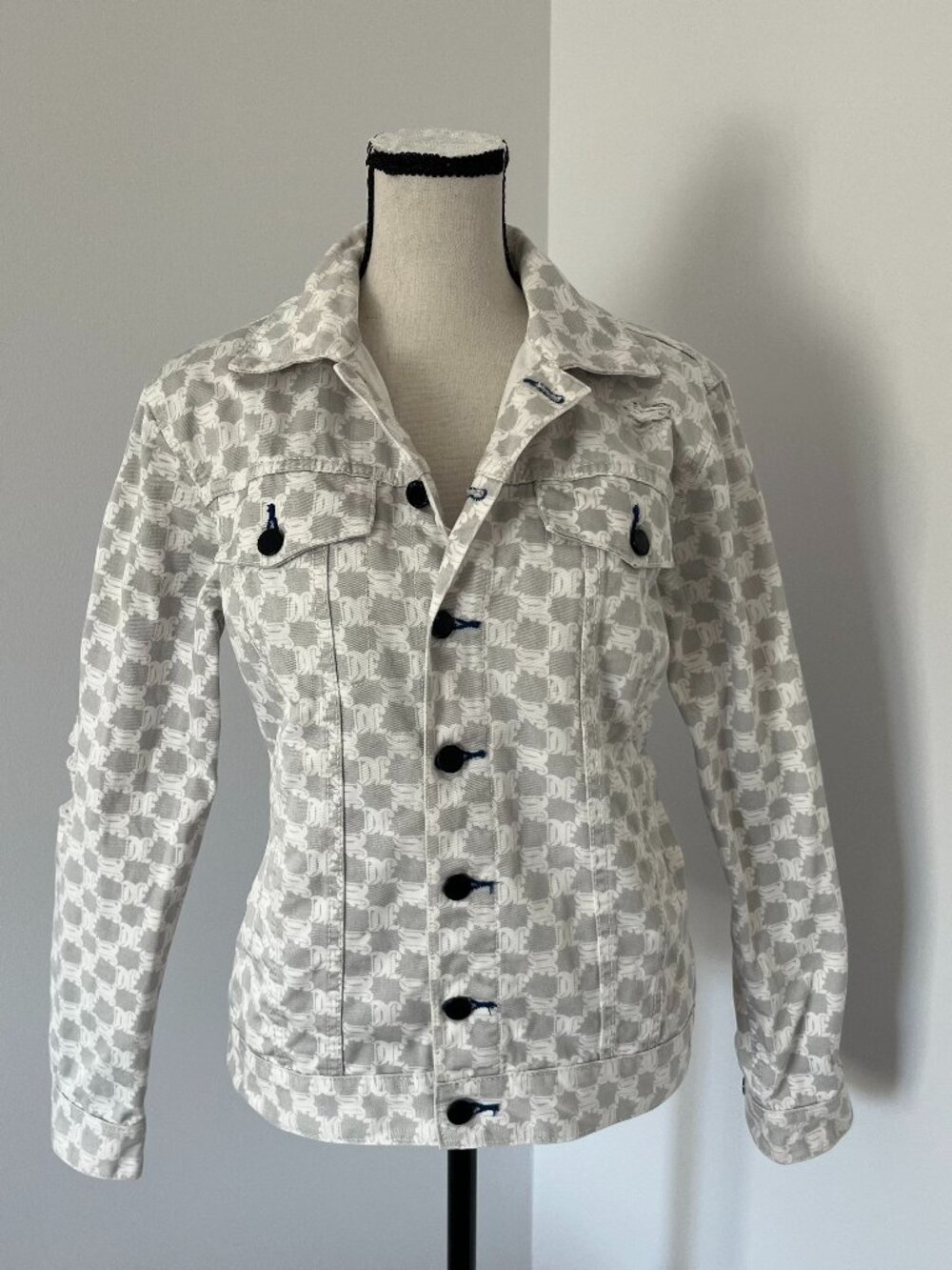 JUICY BY JUICY COUTURE MONOGRAM LOGO DENIM JACKET GREY WHITE DISTRESSED XS ✨